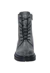 Botas de tobillo grises con textura, con cordones en la parte frontal, un alto cuello y una suela plana negra. Cuenta con una cremallera lateral para facilitar su uso.