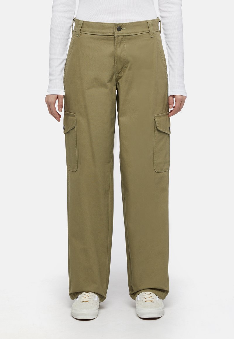 Olijfgroene cargo pants met een relaxte pasvorm, voorzien van zijzakken, riemlussen en een sluiting met een knoop aan de voorkant. Gemaakt van duurzaam katoen.