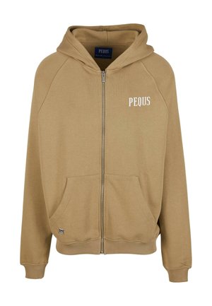 Beżowa, rozpinana bluza z kapturem wykonana z miękkiego materiału, z przednią kieszenią, ściągaczami przy rękawach oraz nazwą marki "PEQUS" wydrukowaną na białym tle na piersi.