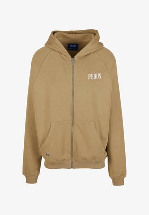 Beżowa, rozpinana bluza z kapturem wykonana z miękkiego materiału, z przednią kieszenią, ściągaczami przy rękawach oraz nazwą marki "PEQUS" wydrukowaną na białym tle na piersi.