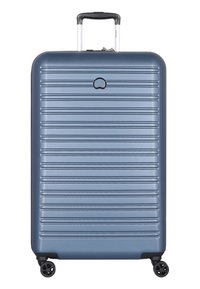Valigia rigida di colore blu navy, con un design rigato testurizzato, manico retrattile e quattro ruote pivotanti nere per una maggiore mobilità.