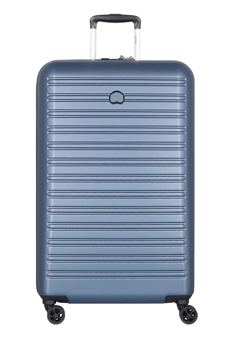 Valigia rigida di colore blu navy, con un design rigato testurizzato, manico retrattile e quattro ruote pivotanti nere per una maggiore mobilità.