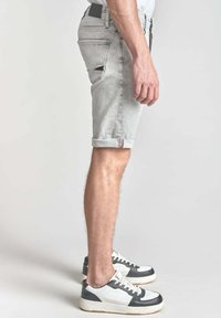 Le Temps Des Cerises BERMUDA EN JOGG - Short en jean - grey