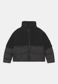 Černá bunda s vysokým límcem, s fleecovým horním dílem a prošívaným, polstrovaným spodním dílem. Přední zapínání na zip a krátké rukávy.