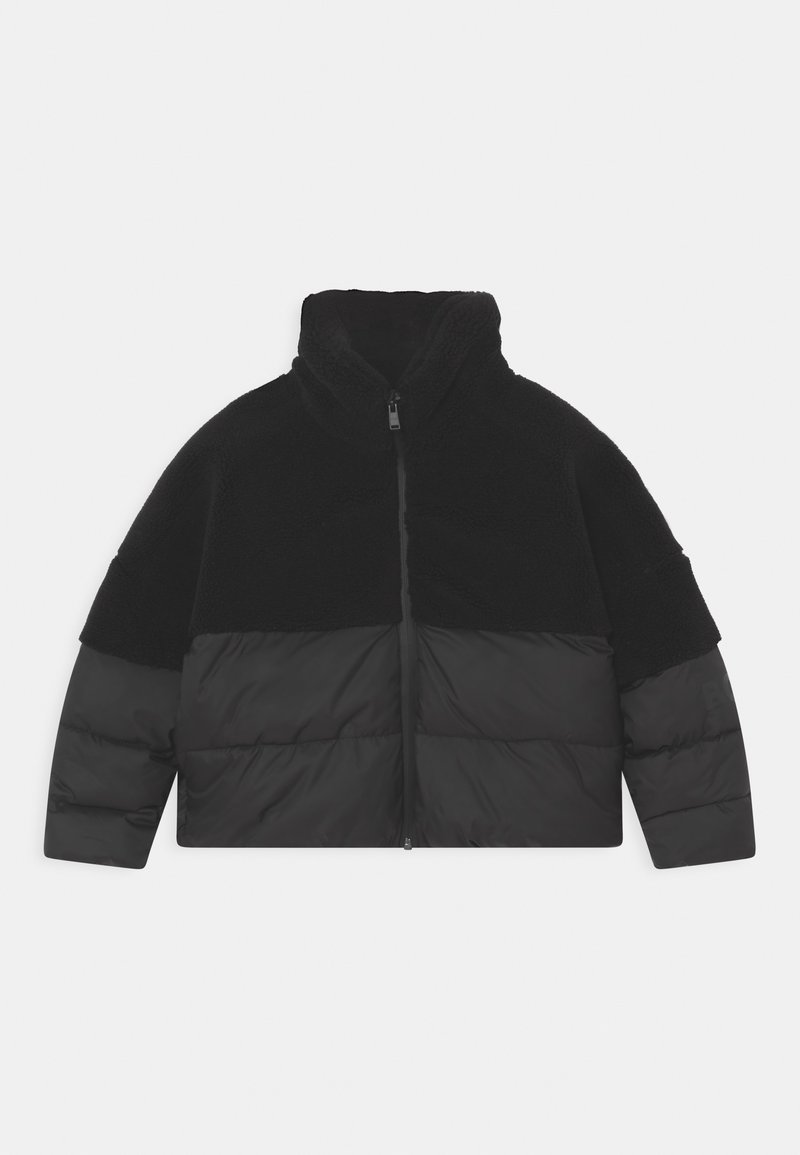 Černá bunda s vysokým límcem, s fleecovým horním dílem a prošívaným, polstrovaným spodním dílem. Přední zapínání na zip a krátké rukávy.