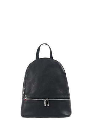 Sac à dos en cuir noir avec une forme arrondie, une surface texturée et des accessoires en métal argenté. Comprend une poche zippée à l'avant et une poignée supérieure.