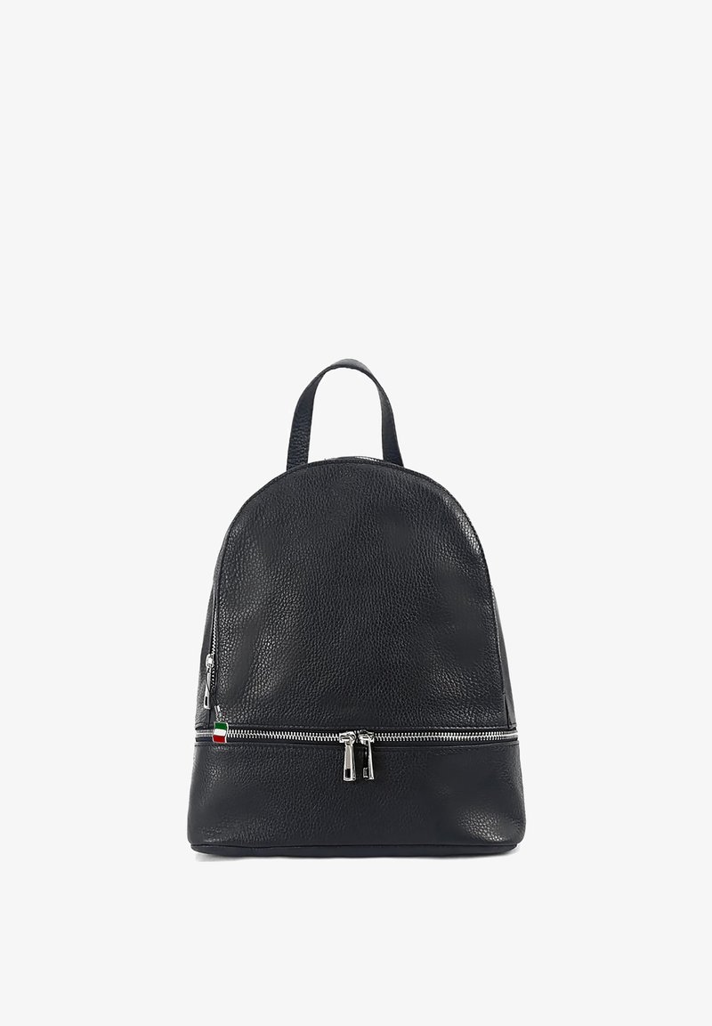 Zwarte leren rugzak met een afgeronde vorm, gestructureerd oppervlak en zilverkleurige hardware. Inclusief een voorkant met ritszak en een handvat aan de bovenkant.