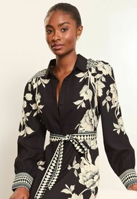 Lipsy LONG SLEEVE PLACEMENT PRINT - Ingruha - black white