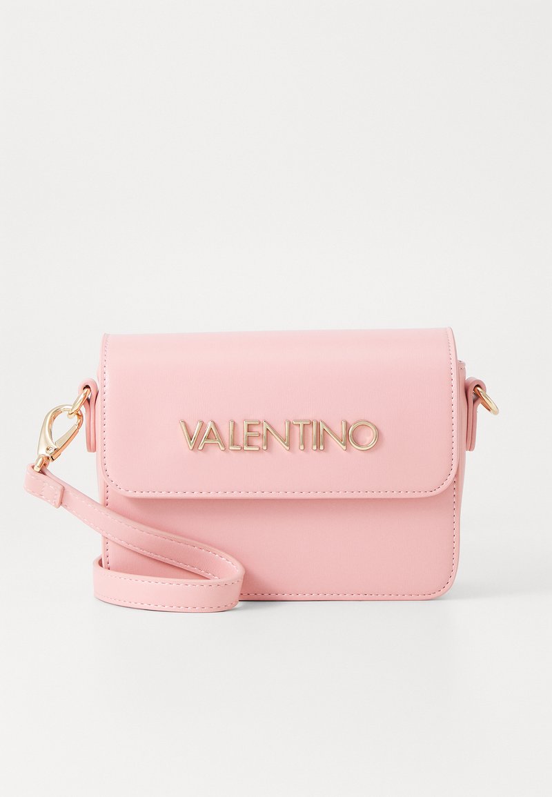 Sac bandoulière en cuir rose avec un logo doré, fermeture à rabat et une anse réglable. Caractéristiques à texture lisse et design minimaliste.