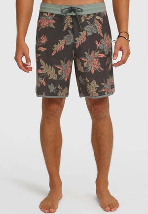 Čierne plavkové šortky s kvetinovým vzorom v červenej, zelenej a béžovej farbe, elastickým pásom a šnúrkou na zaväzovanie.