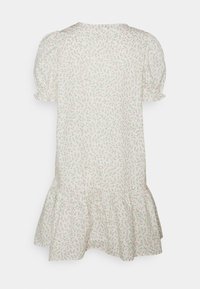 Robe blanche à imprimé floral rose, manches bouffantes courtes, poignets élastiques et ourlet à volants, vue de dos.