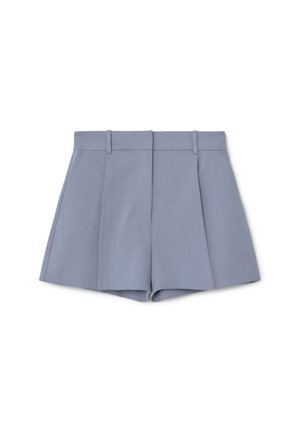 Pantaloni corti azzurri su misura con vita alta, caratterizzati da pieghe frontali, tasche laterali e una texture liscia.