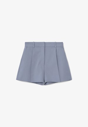 Pantaloni corti azzurri su misura con vita alta, caratterizzati da pieghe frontali, tasche laterali e una texture liscia.