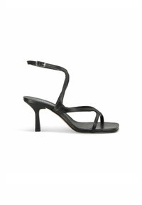 Sandal alta nera in pelle con cinturini sottili, fibbia alla caviglia, punta quadrata e tacco a stiletto sottile.