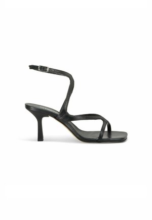Sandale à talon haut en cuir noir avec des brides fines, une boucle à la cheville, un orteil carré et un talon aiguille fin.