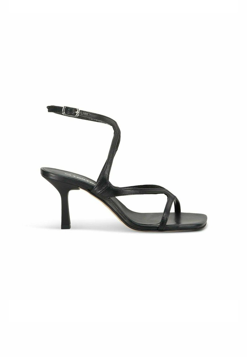Sandal alta nera in pelle con cinturini sottili, fibbia alla caviglia, punta quadrata e tacco a stiletto sottile.