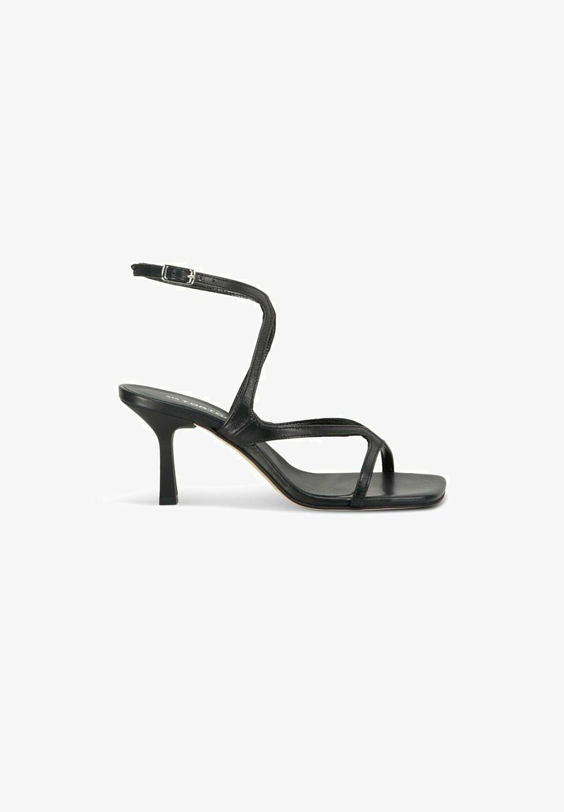 Sandale à talon haut en cuir noir avec des brides fines, une boucle à la cheville, un orteil carré et un talon aiguille fin.