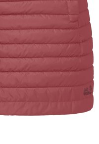 Gequilte gilet in een gedempte rozenkleur, gemaakt van een gladde, lichte stof met horizontale stiksels en een klein logo rechts onderaan.
