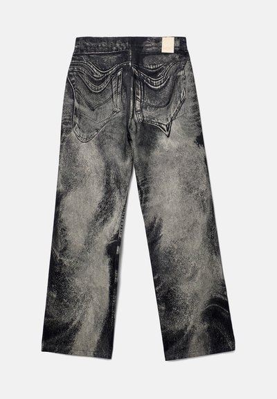 Zwarte denim jeans met een vervaagd, textuurpatroon. Bevat twee achterzakken en een gestikt label op de tailleband. Recht model.