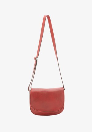 Borsa a tracolla in pelle rossa con lunga tracolla regolabile e chiusura a patta, mostrata su sfondo bianco.