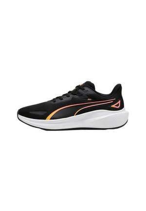 Zapato deportivo negro con parte superior de malla, línea de acento naranja y suela blanca acolchada. Presenta un diseño estructurado para brindar soporte y flexibilidad.