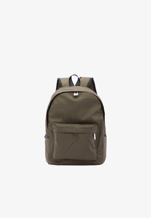 Sac à dos vert olive avec poche avant zippée, compartiment principal à double fermeture éclair, bretelles rembourrées et poches latérales sur fond blanc.