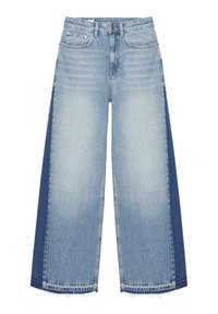 Jean denim bleu à jambes larges avec panneaux avant clairs et panneaux latéraux plus foncés, comportant cinq poches et des ourlets effilochés.