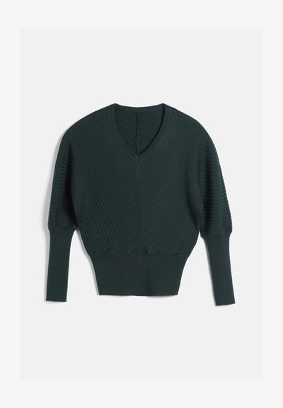 Pull en maille côtelée vert foncé avec encolure en V, manches longues cintrées et large ceinture côtelée.