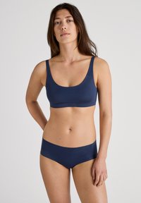 Navyblauwe bralette en hipster slipset, gemaakt van een soepele, rekbare stof. Kenmerkt zich door een ronde halslijn en een eenvoudig ontwerp zonder zichtbare naden.