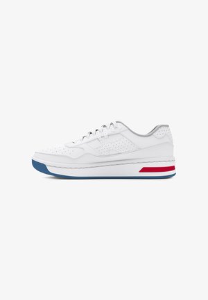 Scarpa da ginnastica bianca con dettagli perforati, accenti grigi e una suola spessa con una parte inferiore blu e una striscia rossa sul lato.