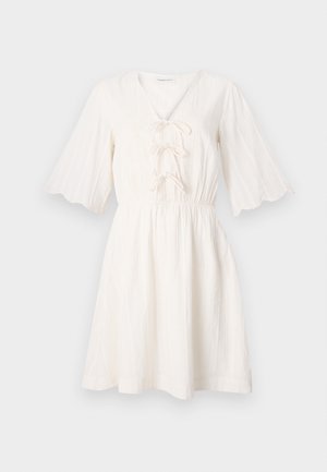 Biała sukienka z dekoltem w serek i sznurowanym przodem, z krótkimi, rozkloszowanymi rękawami oraz marszczoną talią, wykonana z teksturowanej tkaniny.