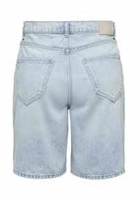 Shorts in denim azzurro chiaro con vestibilità rilassata, dotati di due tasche posteriori e un tessuto testurizzato. Include un'etichetta del marchio di colore chiaro in vita.