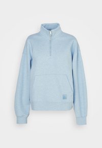 Hellblauer Pullover mit hohem Kragen, Half-Zip-Front, langen Ärmeln und einer Kängurutasche vorne. Strukturierter Stoff mit einem Logo-Patch.