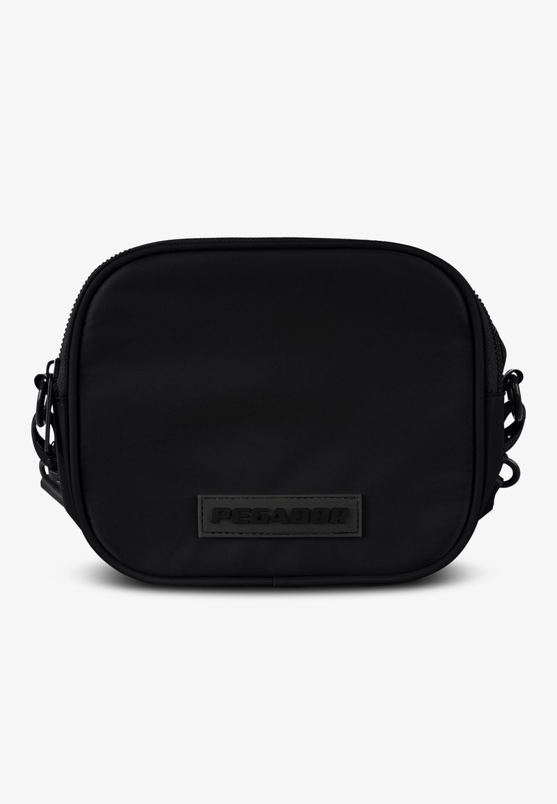 Čierna crossbody taška štvorcového tvaru vyrobená z textúrovanej tkaniny, s uzatváraním na zips a výrazným embosovaným logom na obdĺžnikovom pruhu.