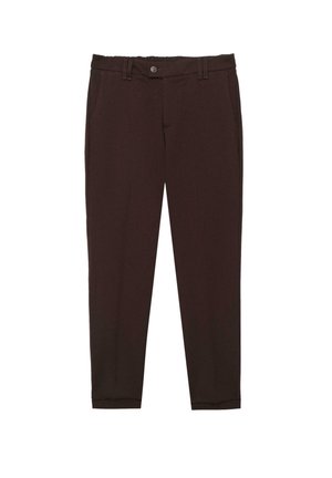 Męskie ciemno brązowe spodnie slim-fit z zapięciem na guzik, szlufkami na pasek oraz kieszeniami bocznymi, wyeksponowane na białym tle.