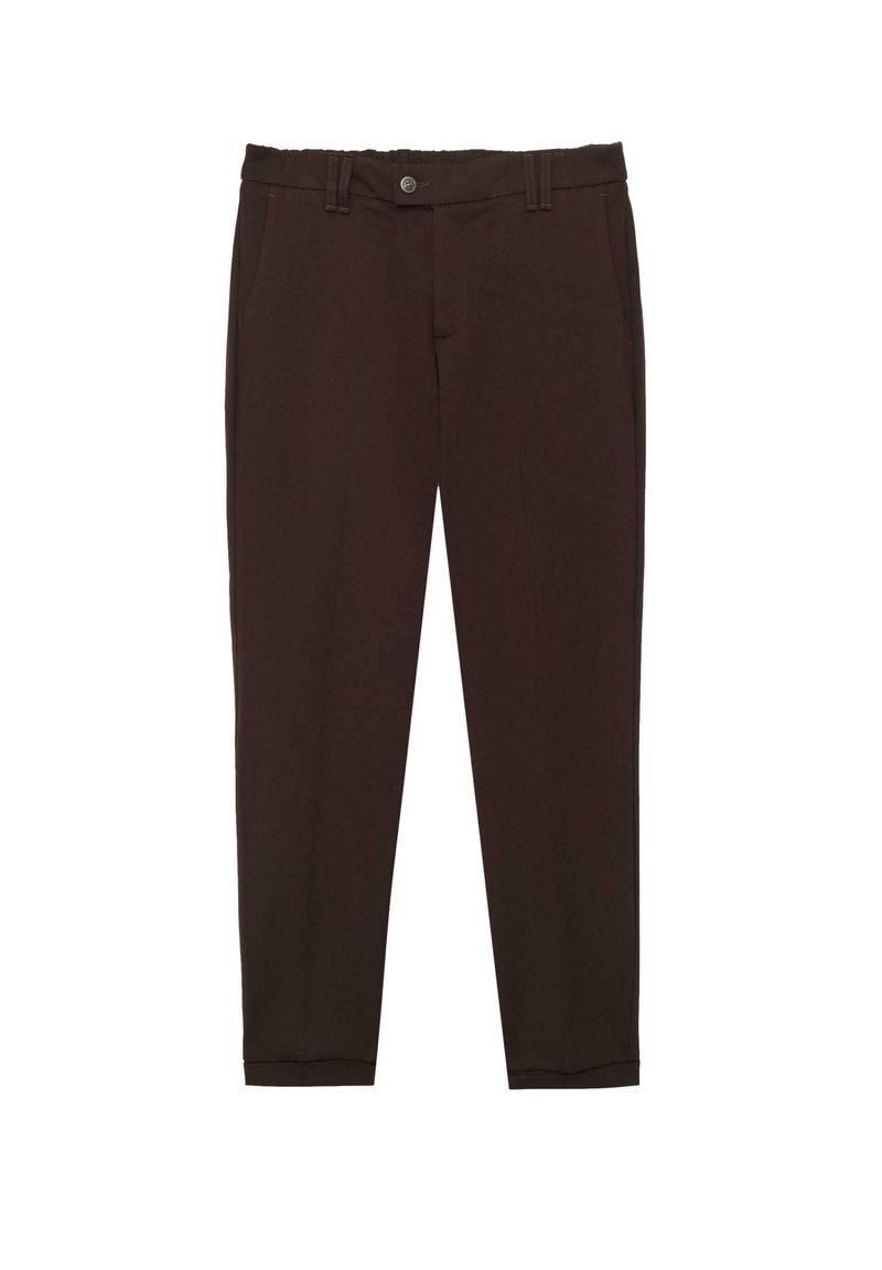 Męskie ciemno brązowe spodnie slim-fit z zapięciem na guzik, szlufkami na pasek oraz kieszeniami bocznymi, wyeksponowane na białym tle.