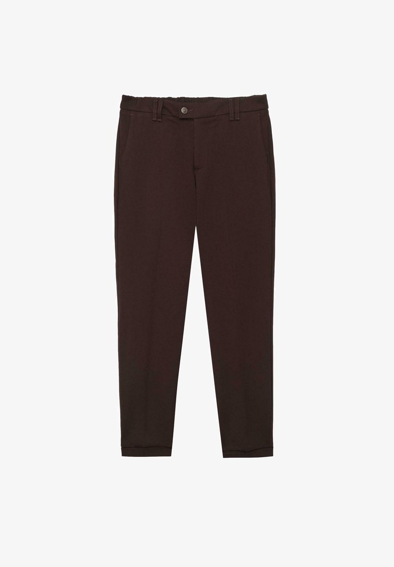 Męskie ciemno brązowe spodnie slim-fit z zapięciem na guzik, szlufkami na pasek oraz kieszeniami bocznymi, wyeksponowane na białym tle.
