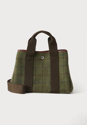 Sac à main en tissu à carreaux verts avec des poignées robustes marron foncé et une bandoulière réglable, doté d'une fermeture à bouton-pression sur le dessus.