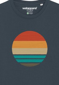 Marineblauw T-shirt met een circulaire grafiek met horizontale strepen in rood, oranje, geel, crème, teal en bruin. Glad textuur.