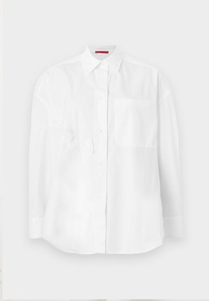 Λευκό πουκάμισο με μακριά μανίκια και κουμπιά, με τσέπη στο μπροστινό μέρος και κλασικό γιακά, αποτυπωμένο σε απλό λευκό φόντο.