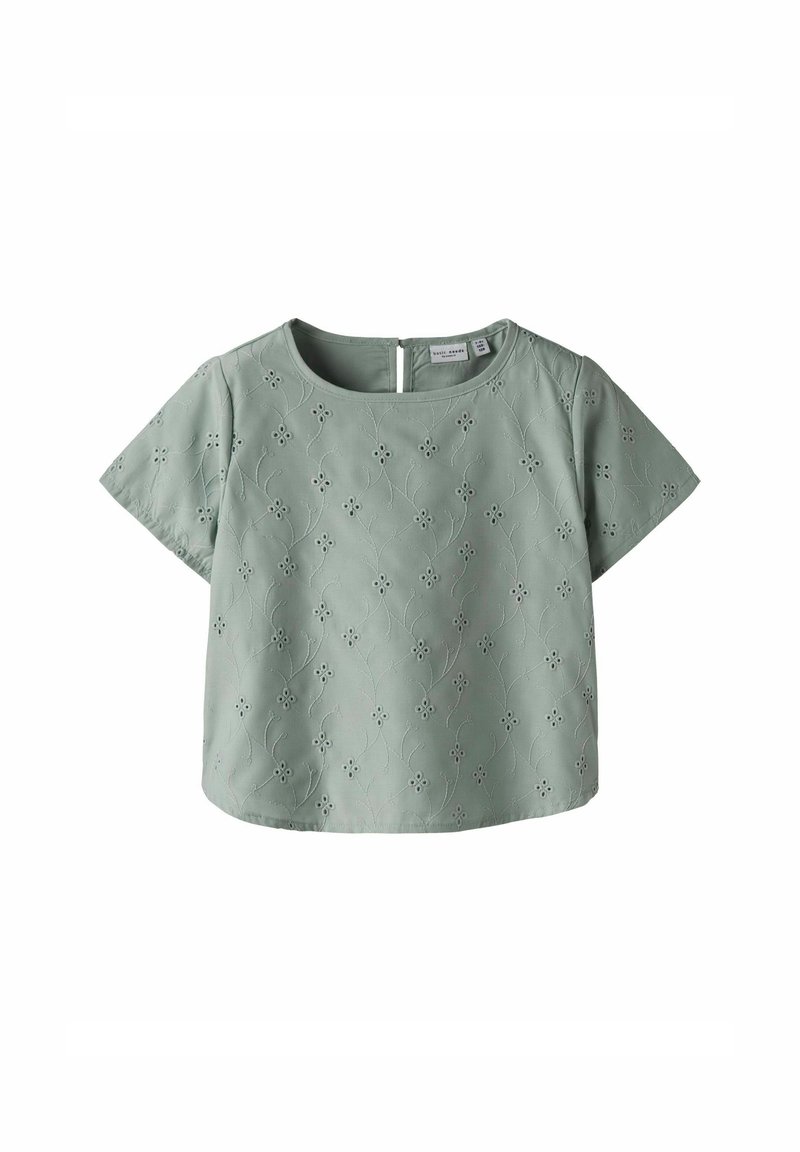 Kurzärmlige, mintgrüne Bluse mit floralem Stickereimuster, Rundhalsausschnitt und einer Schlüssellochöffnung auf der Rückseite. Weicher Stoff mit angenehmer Textur.