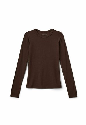 Dunkelbraunes, langärmliges, geripptes Strickshirt mit Rundhalsausschnitt, flach auf weißem Hintergrund ausgelegt.