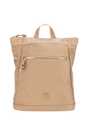 Beige læderrygsæk med topgreb, frontlynlåslomme og rund logopatch nær det nederste centrum.
