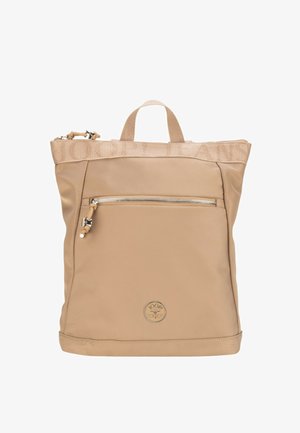 Zaino in pelle beige con manico superiore, tasca frontale con zip e toppa rotonda con logo vicino al centro inferiore.