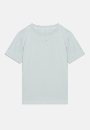 Svetlomodré tričko s krátkymi rukávmi a malým logom Puma umiestneným v strede pod okrúhlym výstrihom.