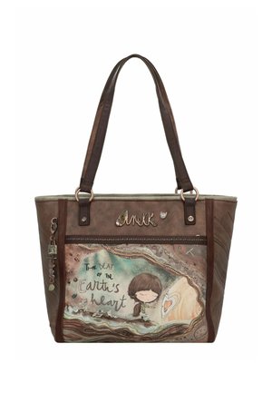 Sac fourre-tout marron avec un design graphique représentant une fille et du texte. Dispose de doubles anses, d'une surface texturée et d'accents en métal décoratifs.