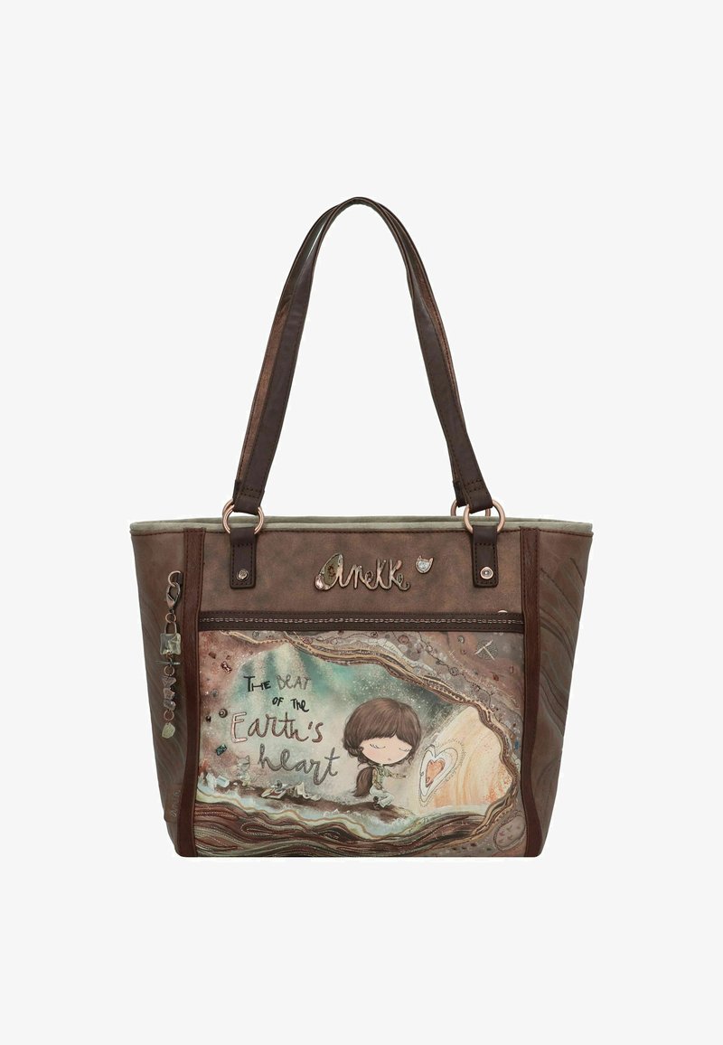 Sac fourre-tout marron avec un design graphique représentant une fille et du texte. Dispose de doubles anses, d'une surface texturée et d'accents en métal décoratifs.