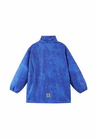 Veste bleue avec un col montant, des manches longues et un motif texturé. Dispose d'une taille élastique et d'un patch logo près de l'ourlet.