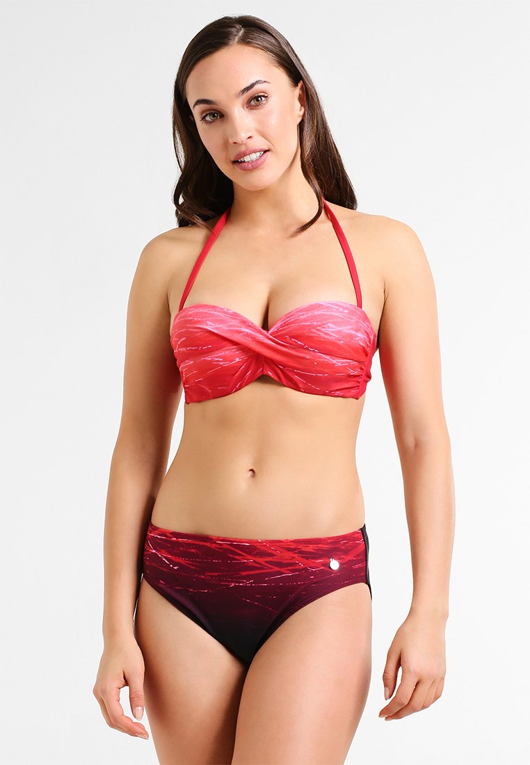 Roter und schwarzer Bikini mit einem verdrehten Bandeau-Oberteil und hoch tailliertem Unterteil; strukturierter Stoff mit einem Verlaufseffekt und minimalen Beschlägen.