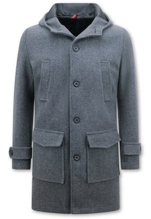 Grijze wollen jas met een capuchon, voorzien van een zwarte voering, zes knopen en twee voorzakken. De mouwen hebben knoopmanchetten voor aanpasbaarheid.
